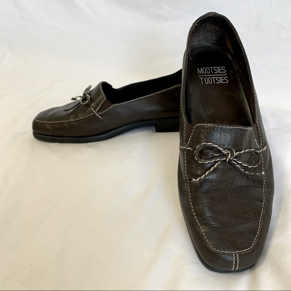 Mootsies Tootsies Leather Loafers, comfort flats, contrast stitching, grannycore